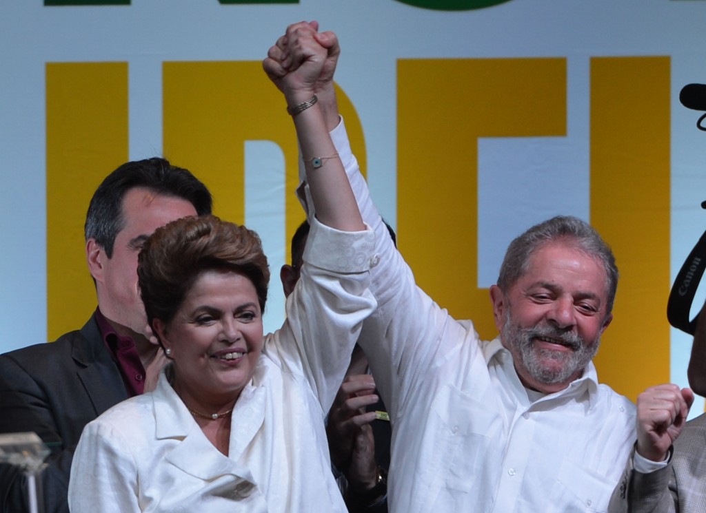 Brazilian president leader Dilma Rousseff (left) and her predecessor Luiz Inácio Lula da Silva celebrate her re-election victory, October 27, 2014. Photo: Fabio Rodrigues Pozzebom / Agência Brasil / Wikimedia