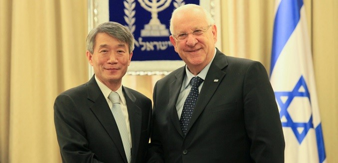 Israeli President Reuven Rivlin attends a ceremony of the incoming South Korea Ambassador to Israel, Lee Gun-tae, at the President's house in Jerusalem. December 4, 2014. Photo by Issac Harari/Flash90 *** Local Caption *** ?????
??????? ?????? ???? ???? ?????
????? ??????
???? ?????? ???? ??????