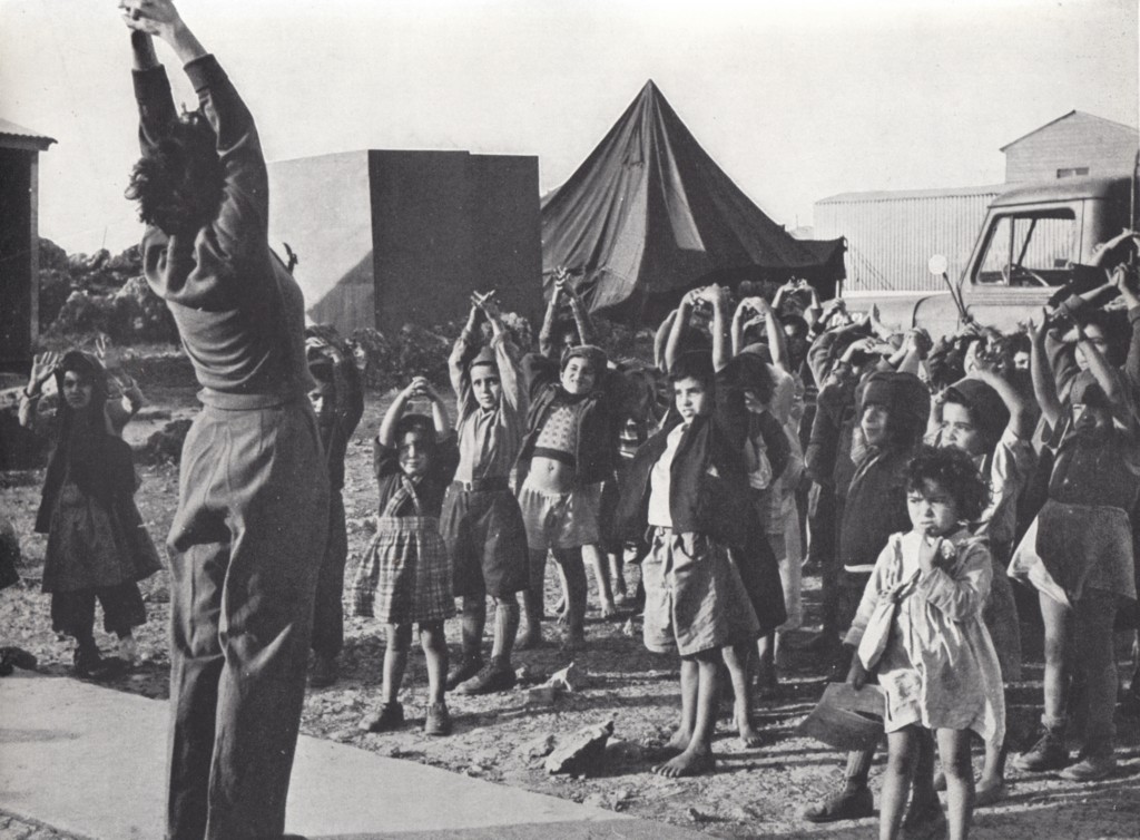 Immigrant children do exercises with their teacher in an Israeli refugee camp, c. 1951. Photo: Pikiwiki / Wikimedia