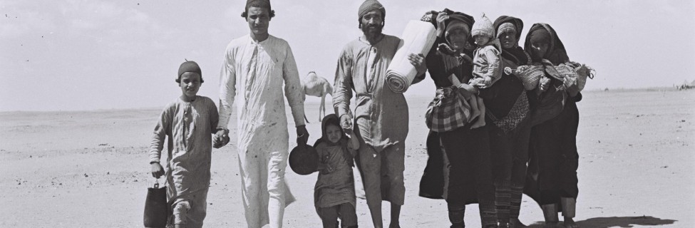 A Yemenite family walks to a camp in Aden on their way to Israel, 1949. Photo: Zoltan Kluger / Israel National Photo Archive / Wikimedia