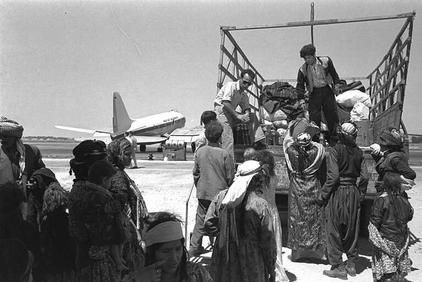 Jewish immigrants from Iraq arriving in Lod Airport, 1951. Photo: National Photo Archive / Wikimedia