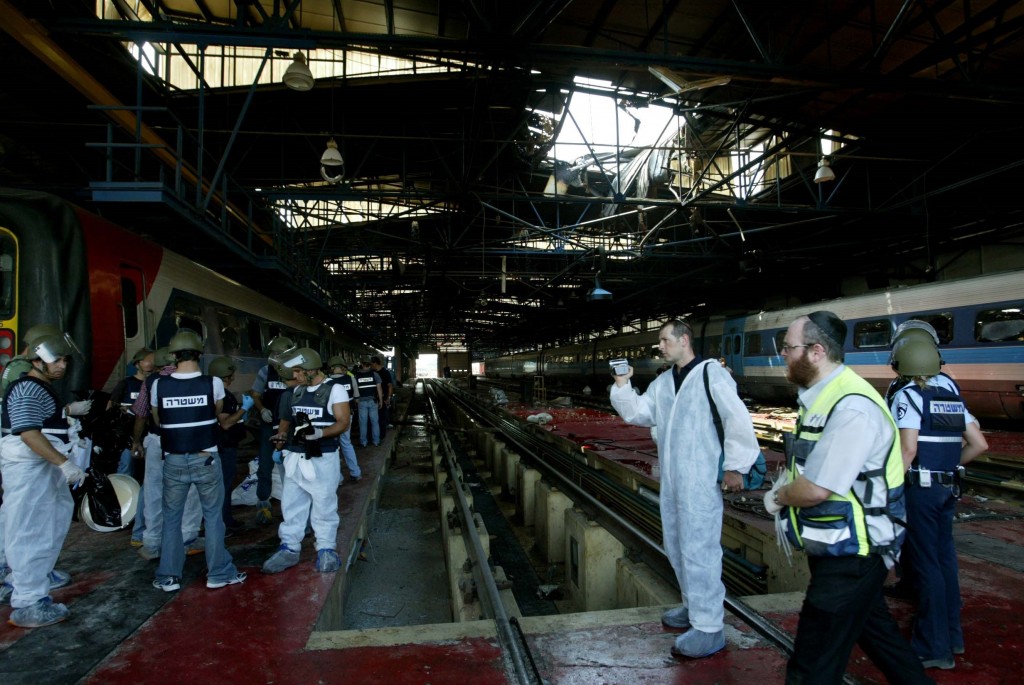 Police and medics inspects the site of a rocket attack by Hezbollah at the Haifa train station, July 16, 2006. Photo: Pierre Terdjman / Flash90