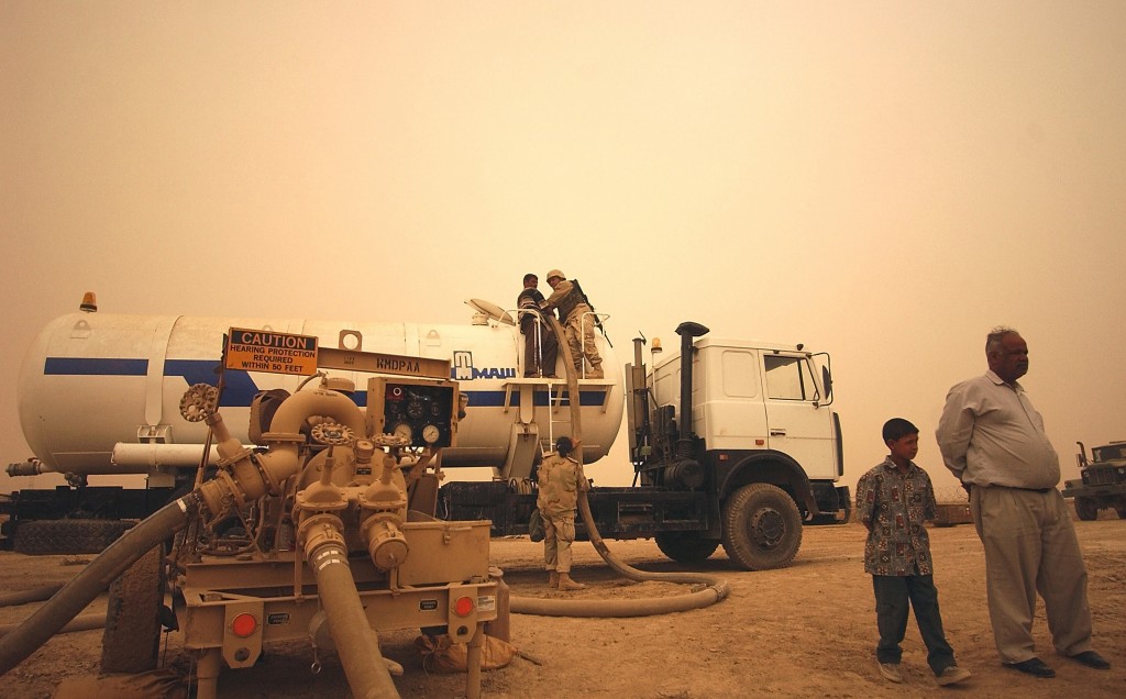 A water tanker gets filled up in an-Nasariyah, Iraq. Photo: SSGT Quinton T. Burris / U.S. Air Force / Wikimedia