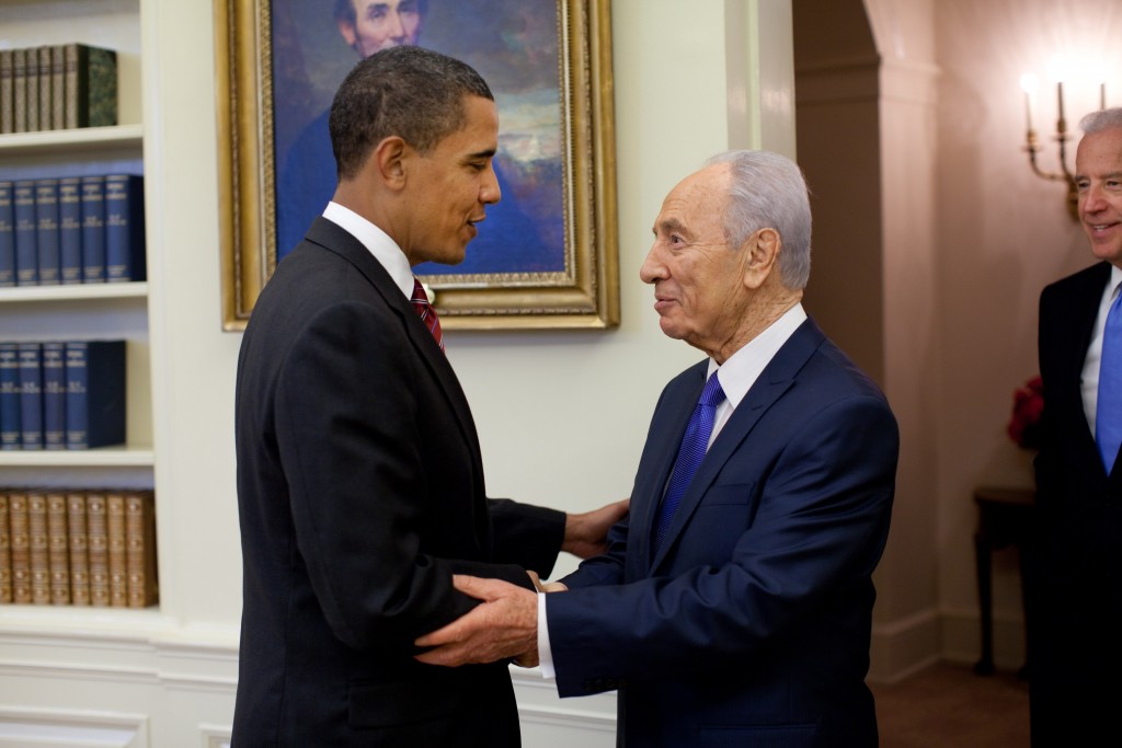 President Barack Obama welcomes Israeli President Shimon Peres in the Oval Office, May 2009.  Photo: Pete Souza / White House