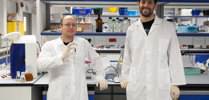doctoral-students-dan-kallmann-left-and-gadiel-saper-with-spinach-extract-in-the-technion-hydrogen-lab-photo-courtesy-1168x657