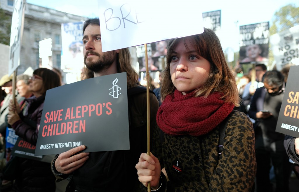 Hundreds of people gathered outside Downing Street October 22, 2015, to protest against the lack of Western action to secure a ceasefire in Aleppo or to prevent the continued bombing of civilians in East Aleppo by Russian and Syrian aircraft. Photo: Alisdare Hickson / flickr
