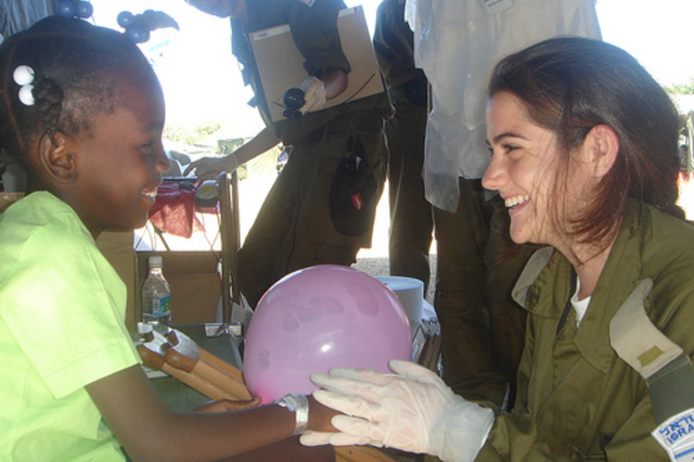 Second Lt. Tamar Levi with a pediatric patient at the IDF field hospital in Haiti. Photo: IDF