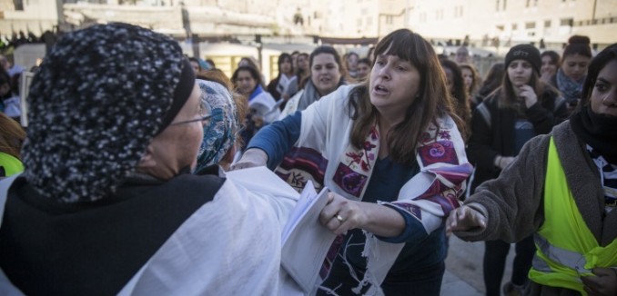 Ultra Orthodox women protest against the Women of the Wall movement hold Rosh Hodesh prayers at the Western Wall in Jerusalem Old City, December 1, 2016. Photo by Hadas Parush/Flash90  *** Local Caption *** ???????
????????????
??????
?????? ????????
???? ?????
?????
????? ????
???? ????????
????? ??????
??? ?????
???????
????? ?????????