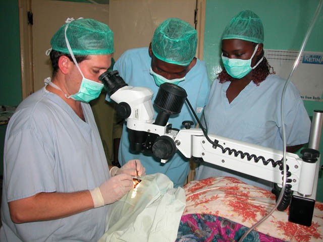 A MASHAV clinic teaches new techniques in eye surgery. Photo: MASHAV
