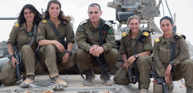 FeaturedImage_2018-06-28_Twitter_IDF_Female_Tank_Commanders_DgxwBIyX0AE6zgw