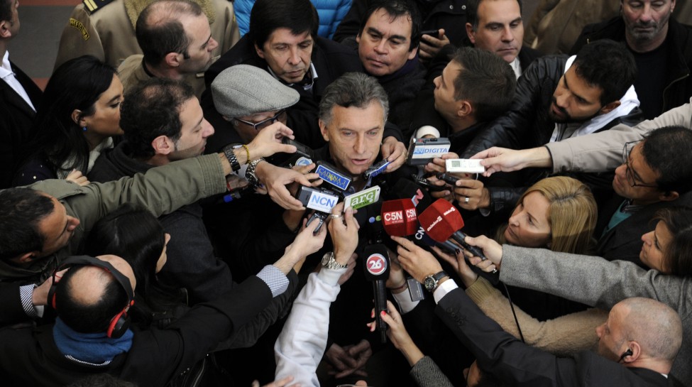 Mauricio Macri is swarmed by reporters, July 2015. Photo: Gobierno de la Ciudad de Buenos Aires / flickr